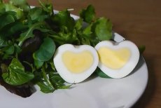 Как сделать украшение из яиц в виде сердечка